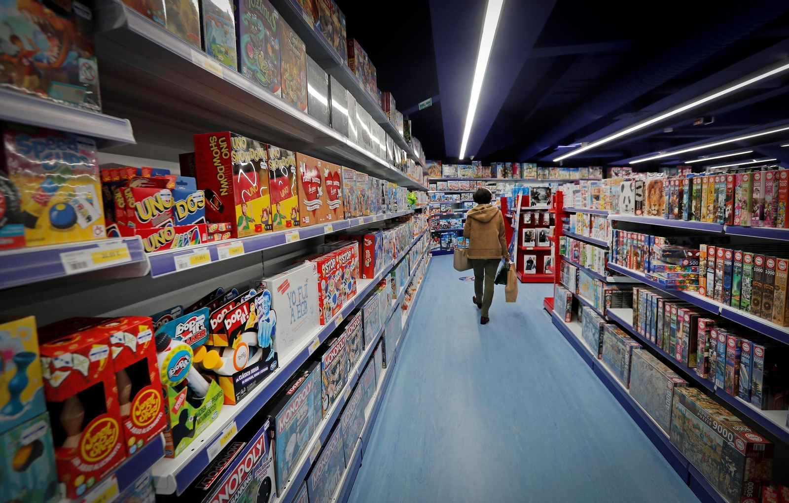 Pasillo con juguetes