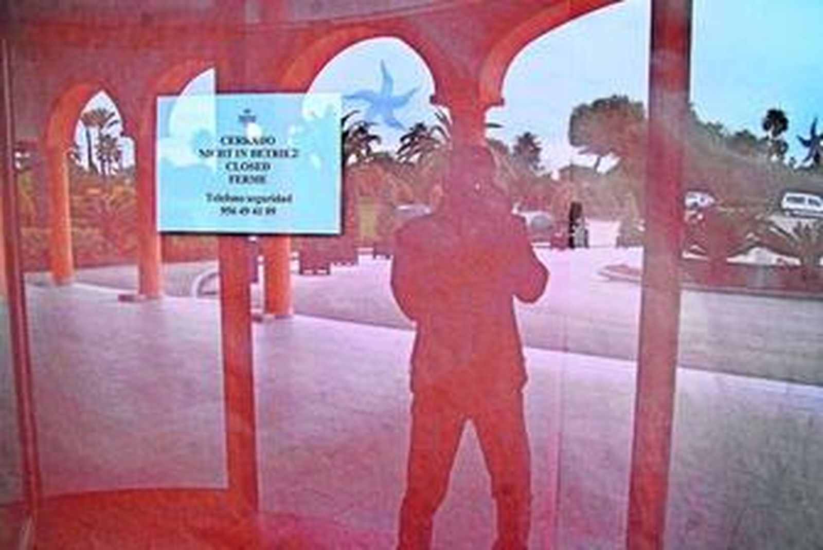 Uno de los establecimientos hoteleros de la costa que mantiene cerrada sus puertas.