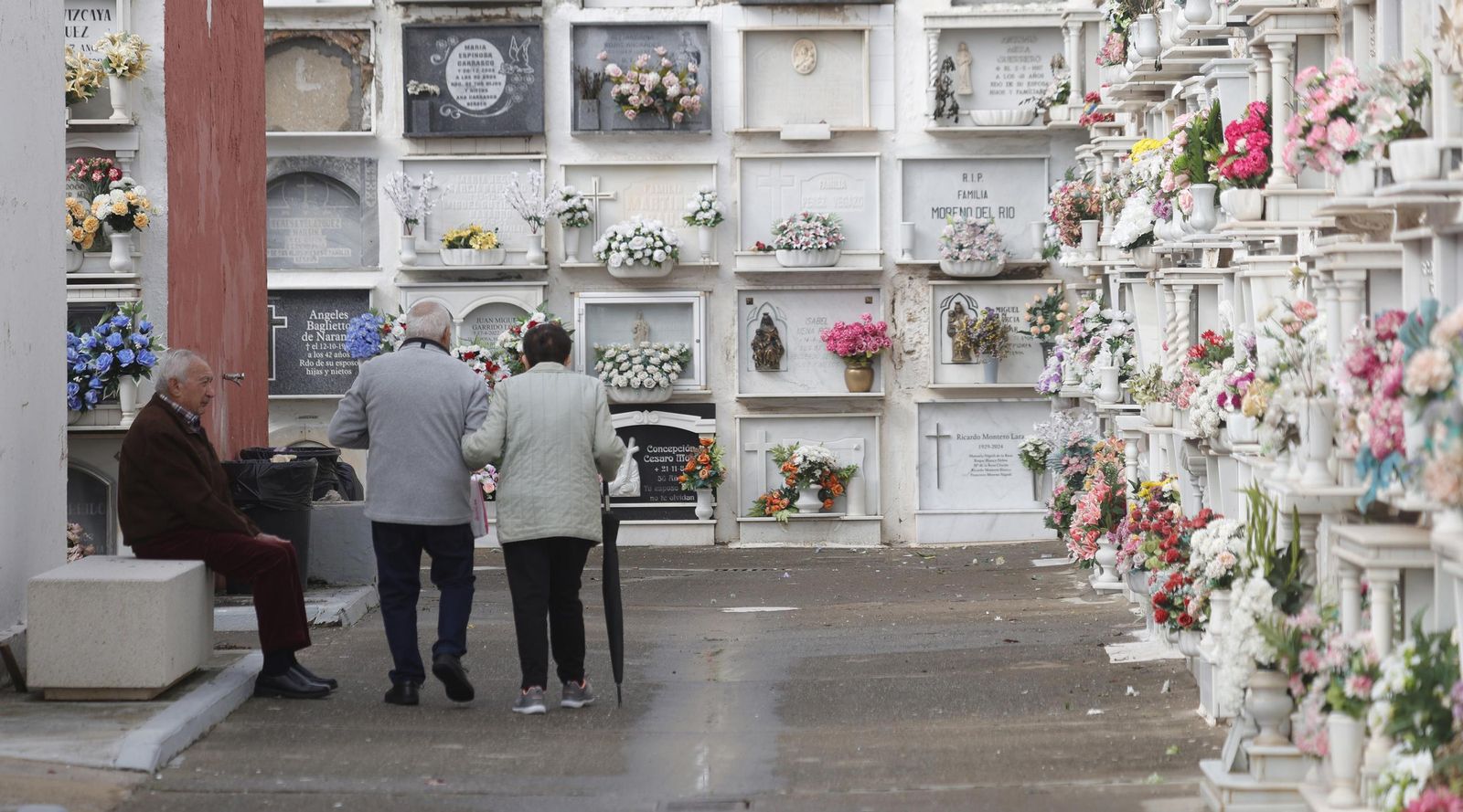 Fotos del Día de Todos Los Santos en el cementerio de La Línea