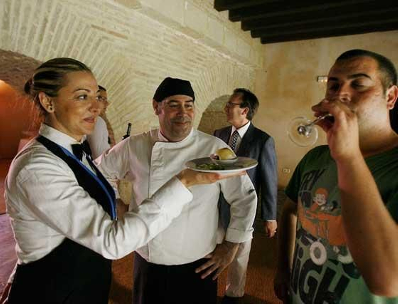 Rafael Aranda, chef del catering ‘Las Vides’, contempla ayer el maridaje. Tras él, el sumiller Pepe Gil.

Foto: Pascual