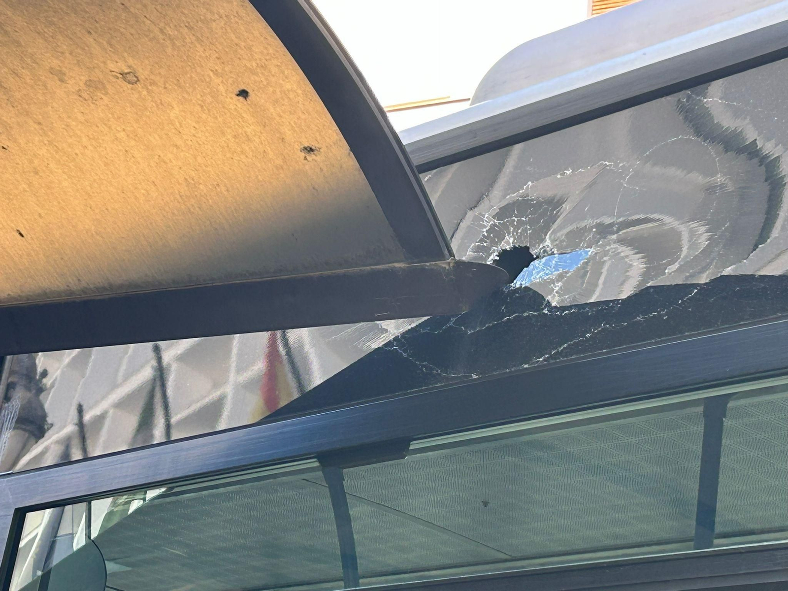 Así ha quedado el autobús urbano de Jerez tras el choque con un banco