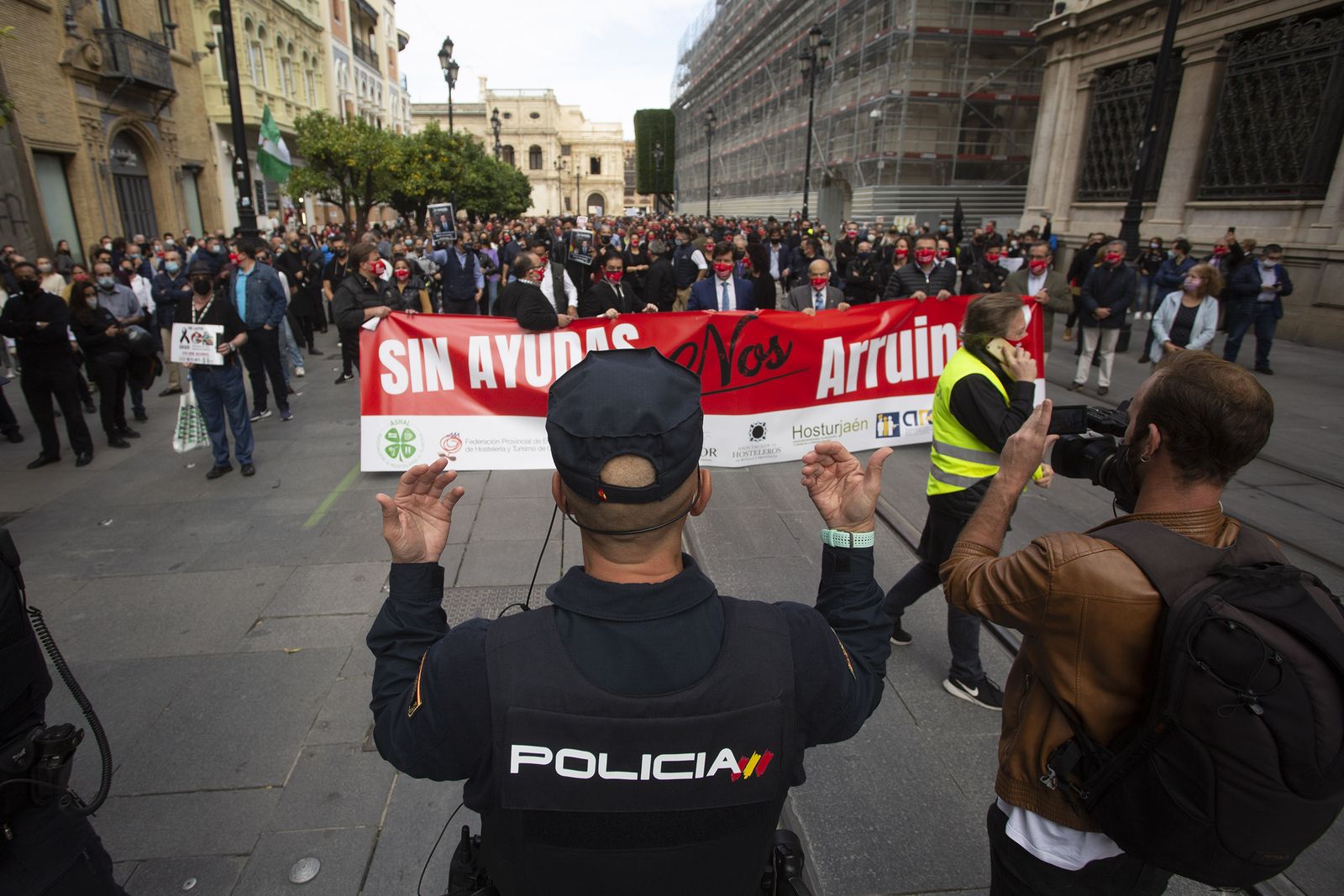 La manifestación de los hosteleros de Sevilla, en imágenes