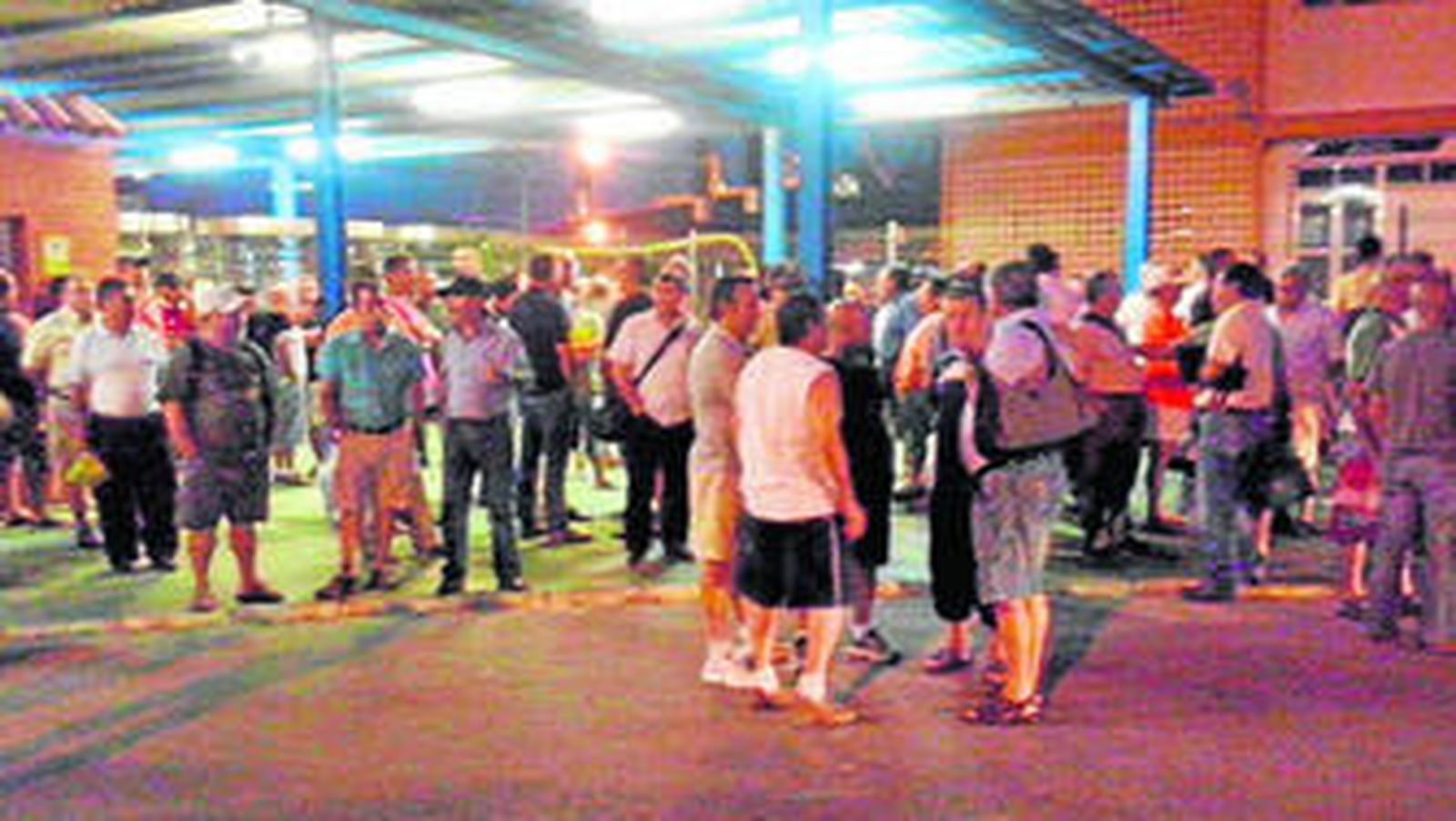 Los empleados de plantilla permanecieron en la puerta de la factoría junto con los ex operarios de contratas.