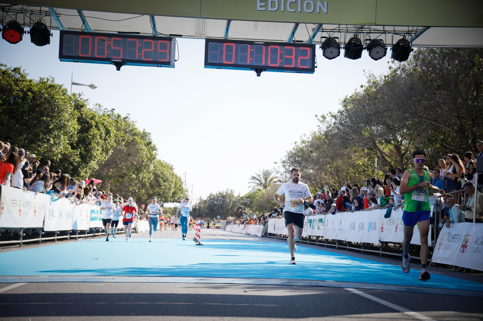 Imágenes de la llegada de la Media maratón Ciudad de Almería
