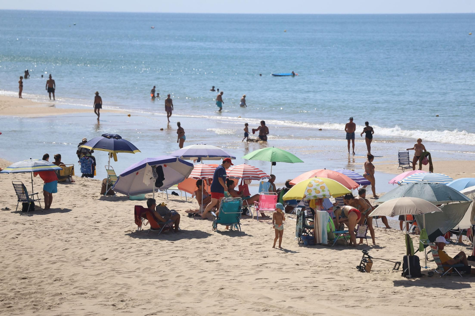 Imágenes del ambiente en las playas de Huelva durante la mañana del domingo