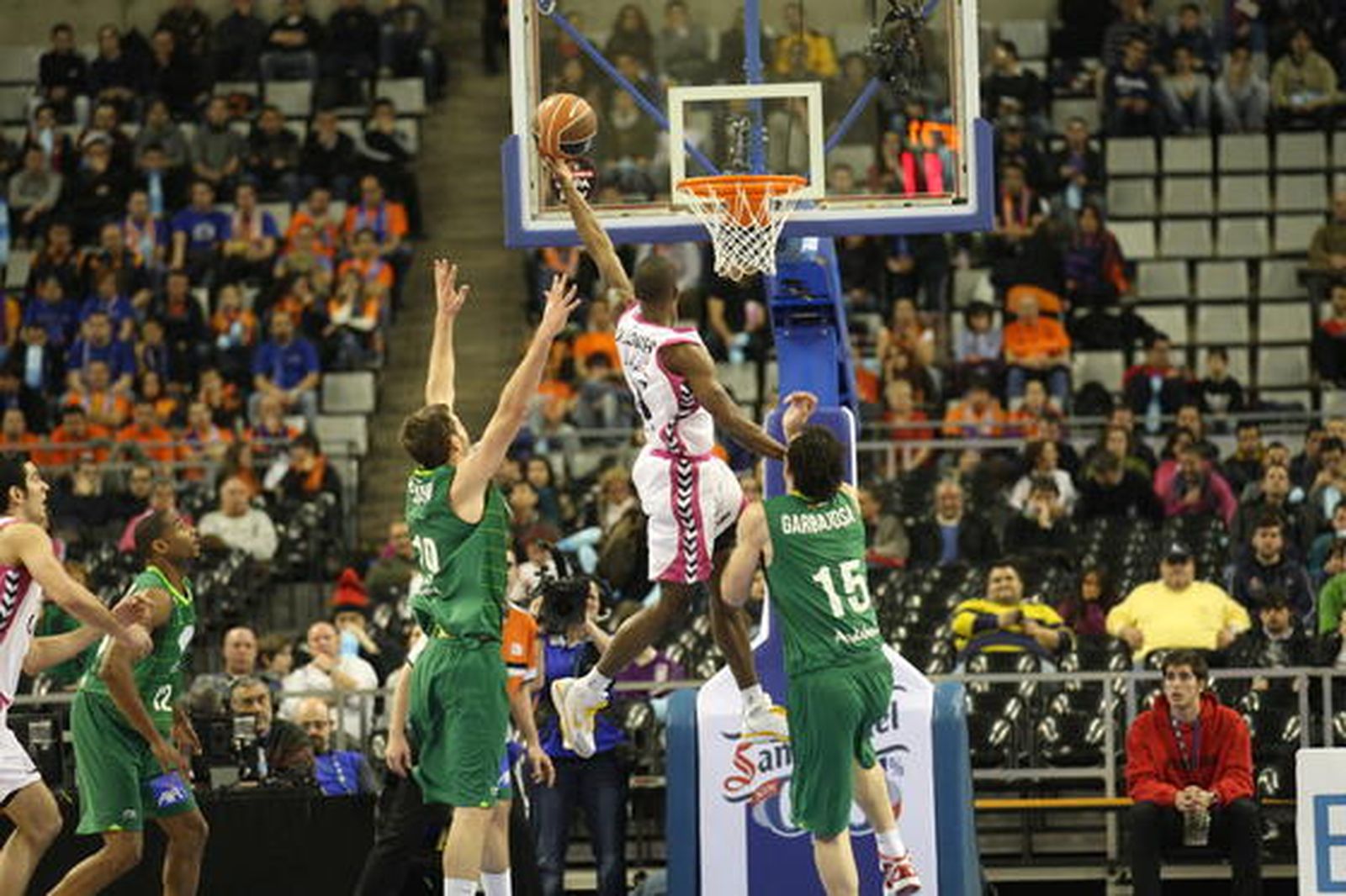 Calloway entra a canasta entre Frreland y Garbajosa. / ACB Photo