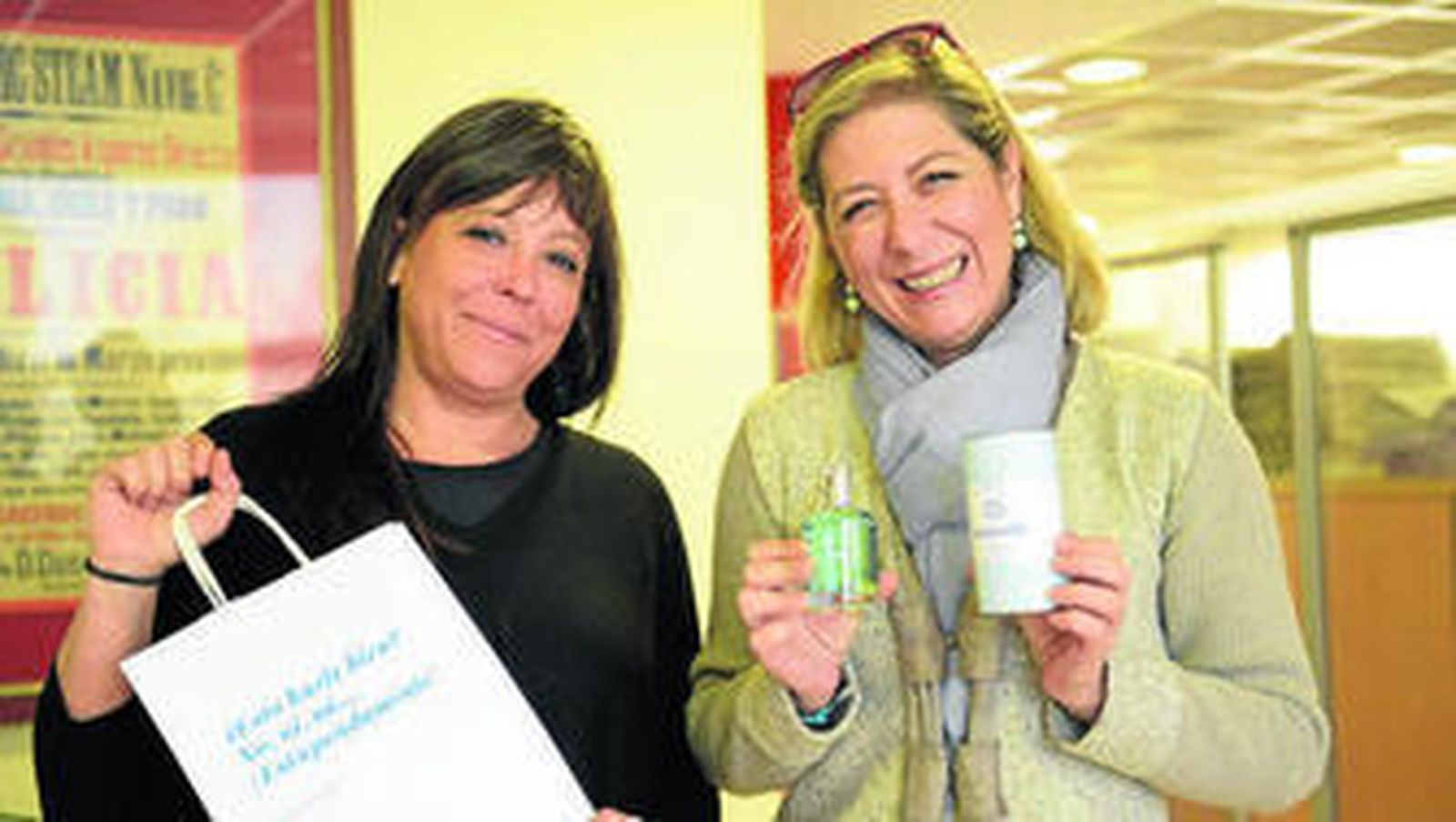 Belén Robles y Susana Beato enseñan Tarumba, el perfume de Cádiz.
