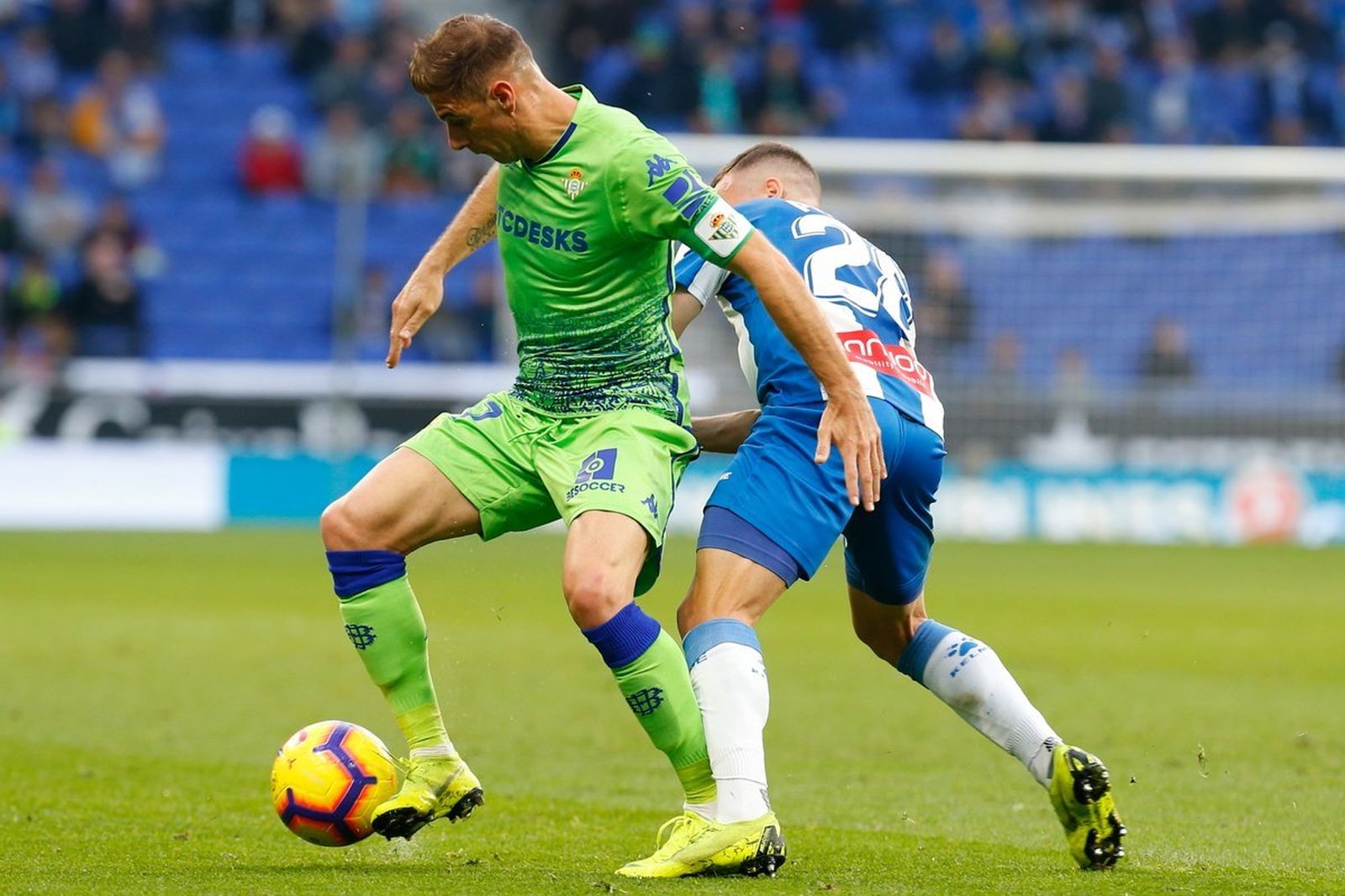 Joaquín protege el balón ante Pedrosa.