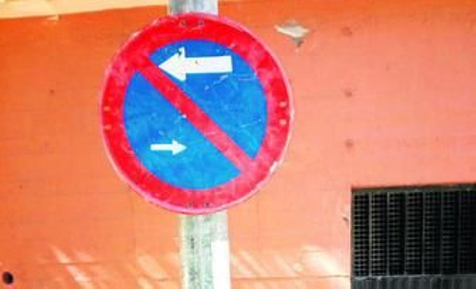 Imagen aportada por los afectados de la prohibición de aparcar sin fechas.