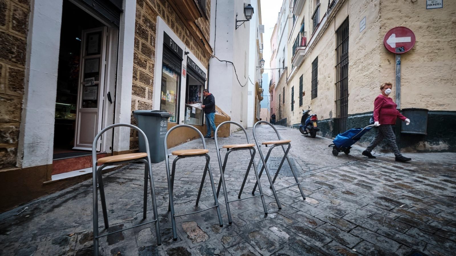 Varias sillas puestas como si fuera a salir esta noche el Nazareno de Santa María.