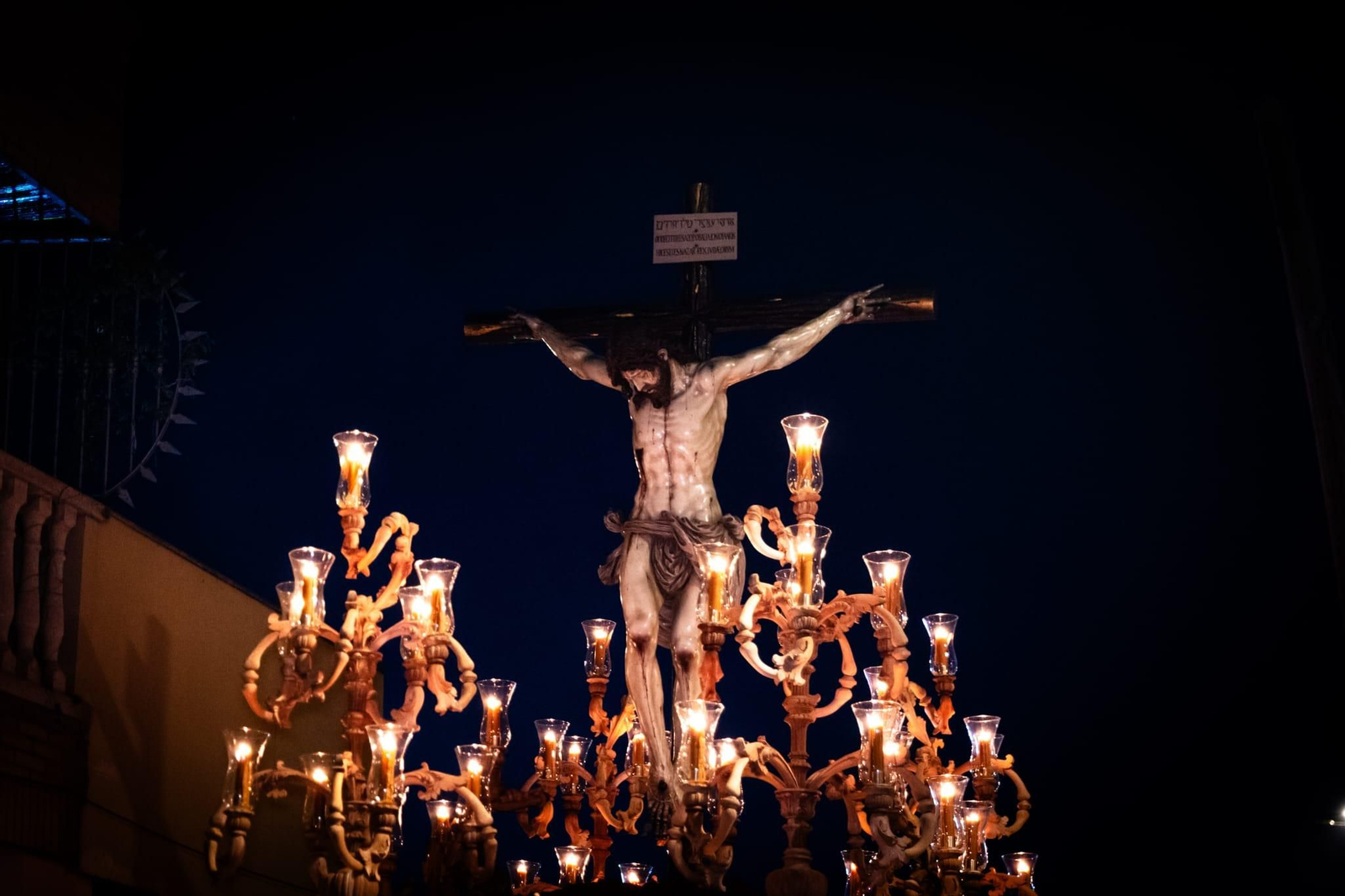 La procesión del 25º aniversario de la bendición de 'Nuestro Señor Jesucristo Crucificado en su Divina Misericordia' de Roquetas.