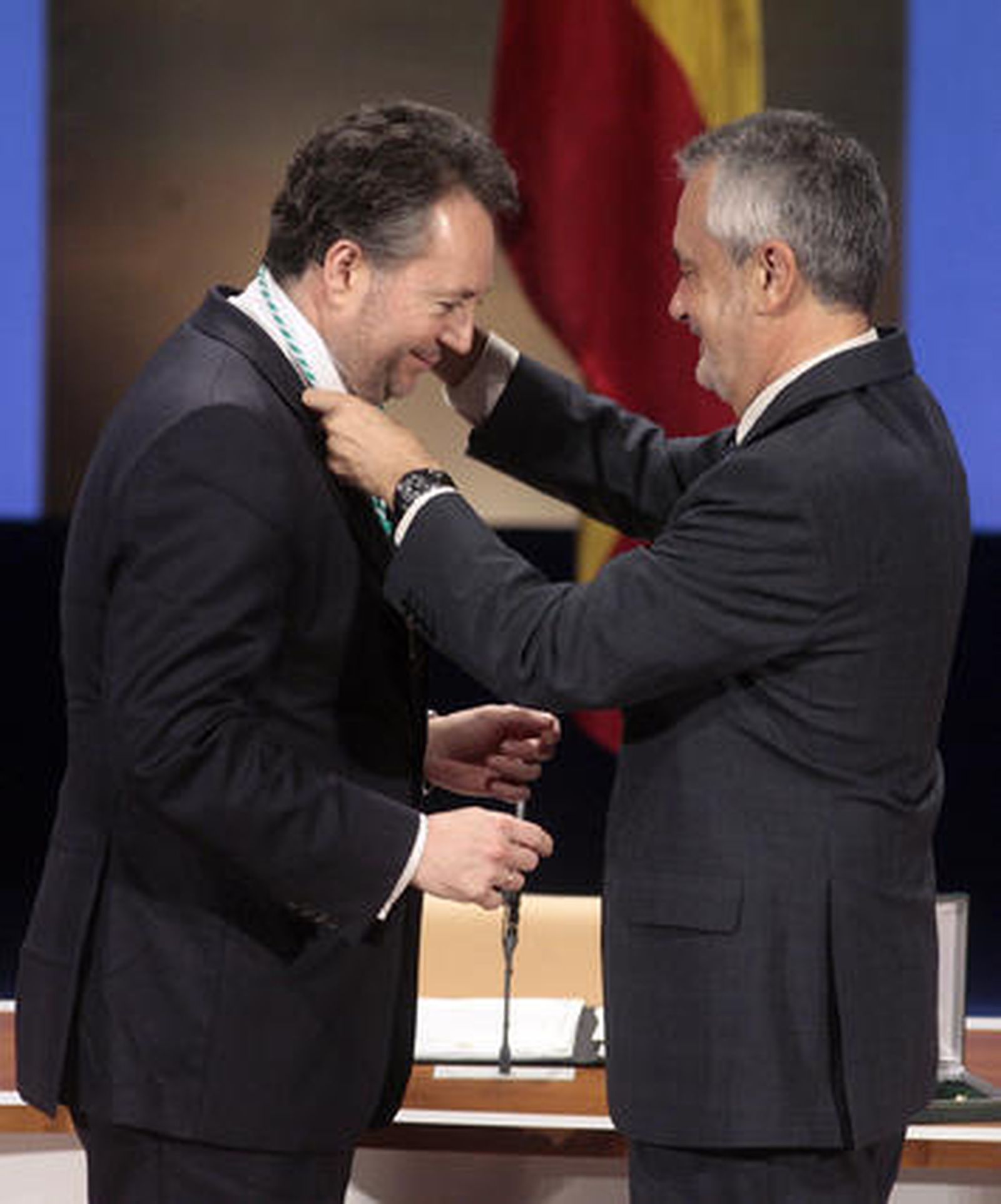 Griñán impone la medalla a José Joly. / Juan Carlos Muñoz · Juan Carlos Vázquez