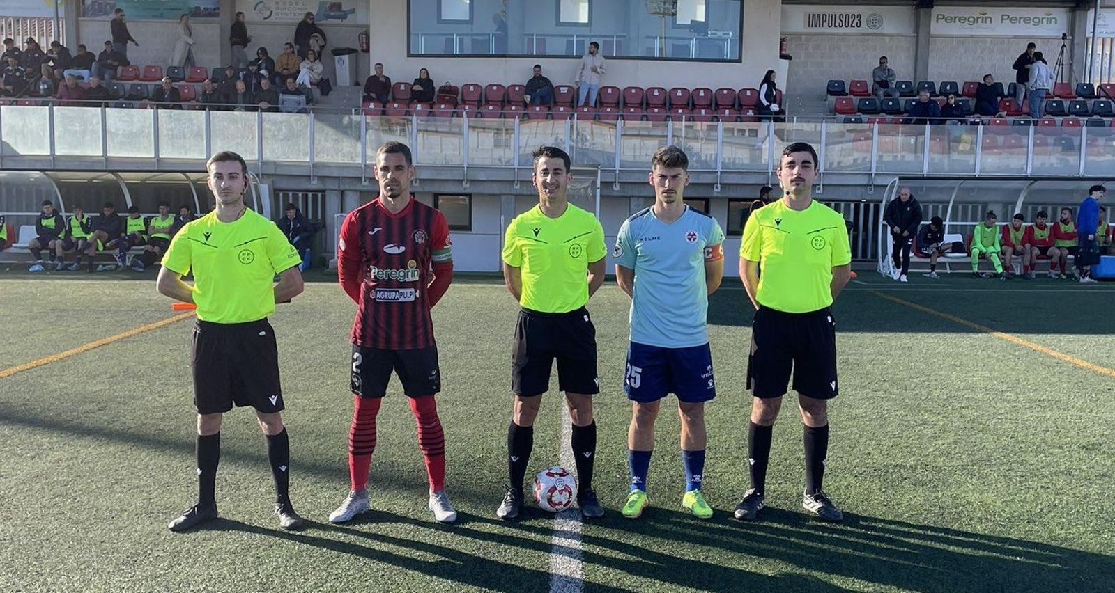 Los capitanes del Atlético Pulpileño y del Deportivo Marítimo posan con el trío arbitral.