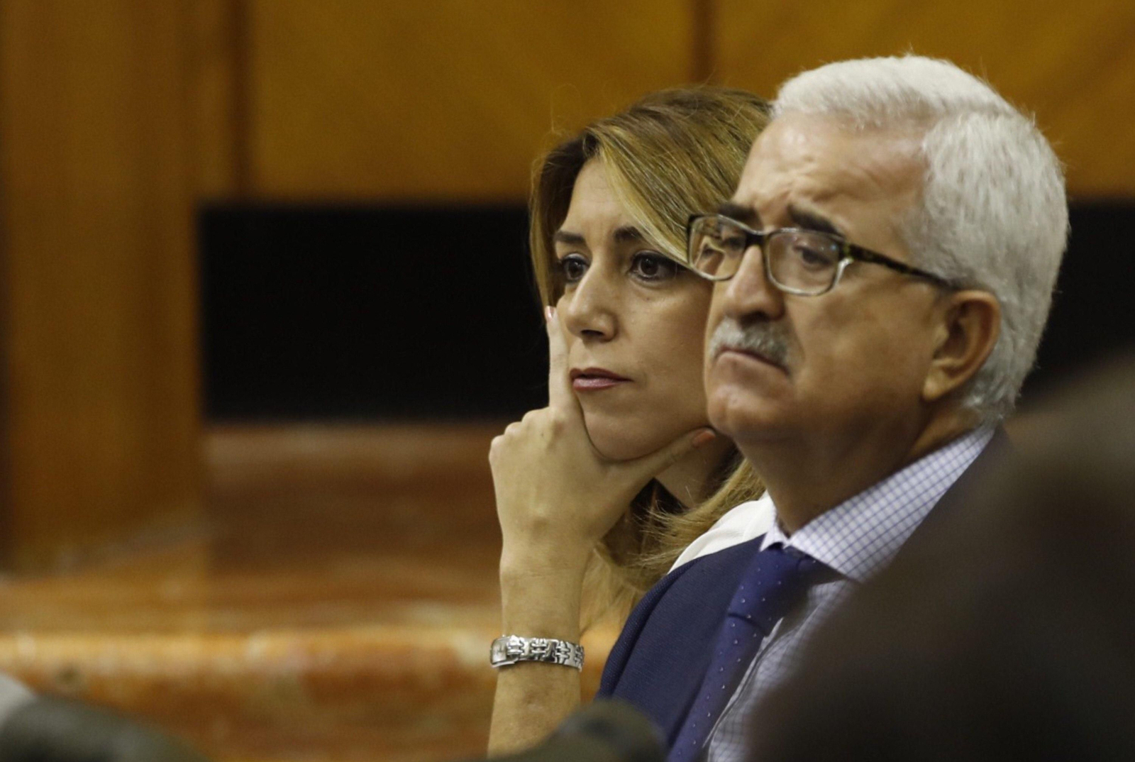 Susana Díaz y Jiménez Barrios, serios en el Pleno.