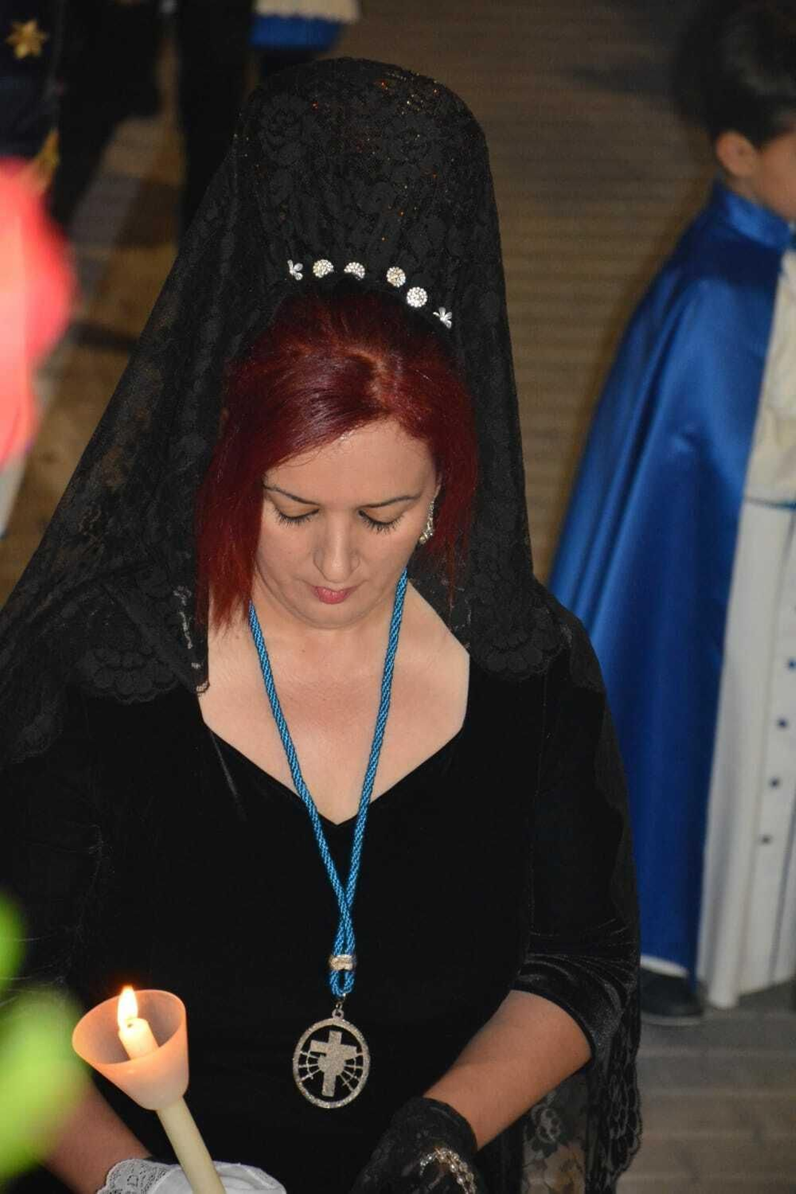 Mujer de mantilla acompaña a la Virgen de las Angustias.