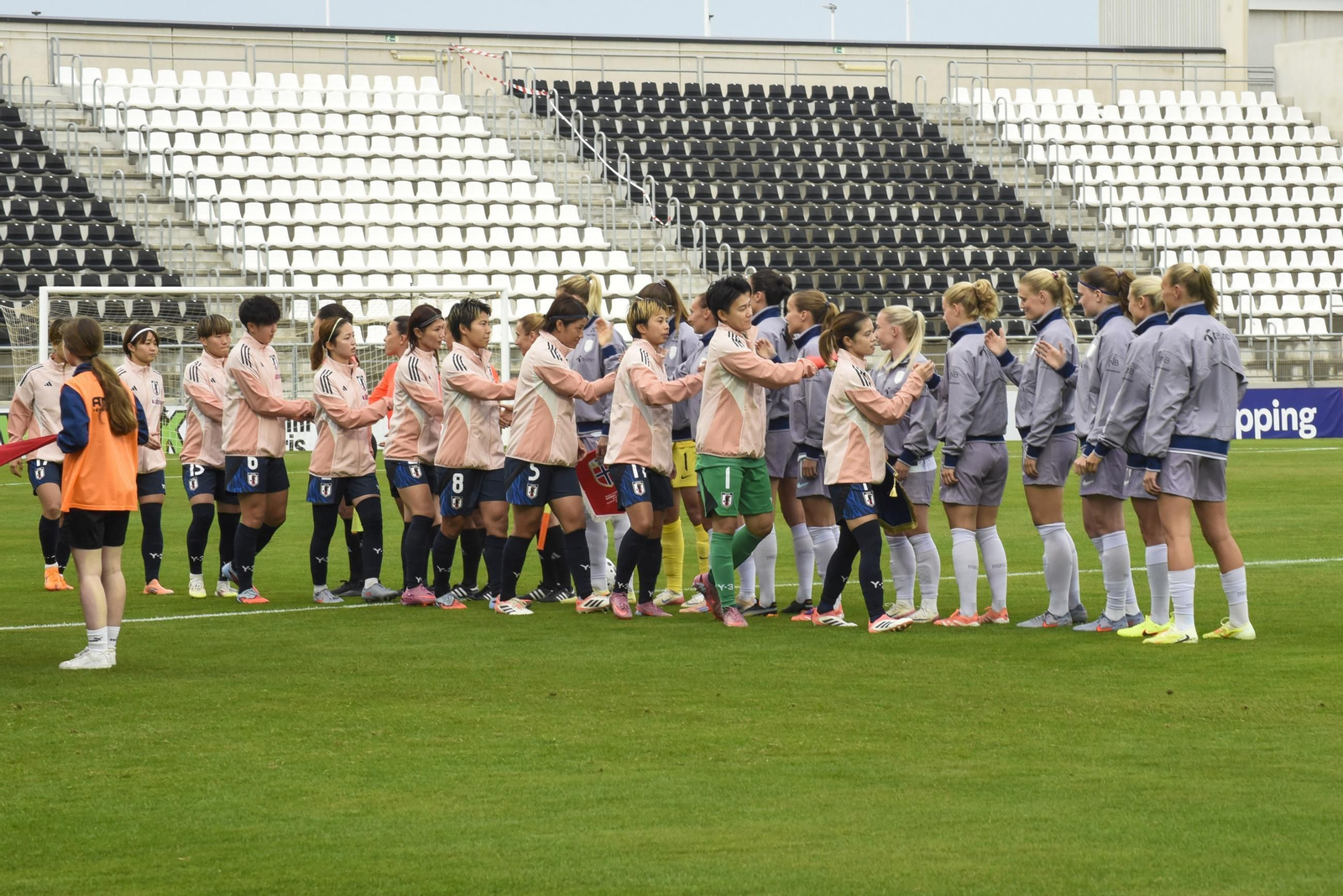 Las fotos del partido amistoso entre las selecciones femeninas de fútbol de Noruega y Japón en La Línea