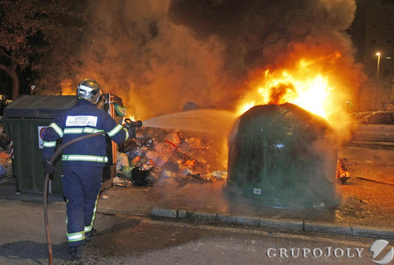 Los bomberos acudieron a más de 80 llamadas por la quema de contenedores por toda la ciudad donde la Policía tuvo que intervenir en varias ocasiones

Foto: Pascual