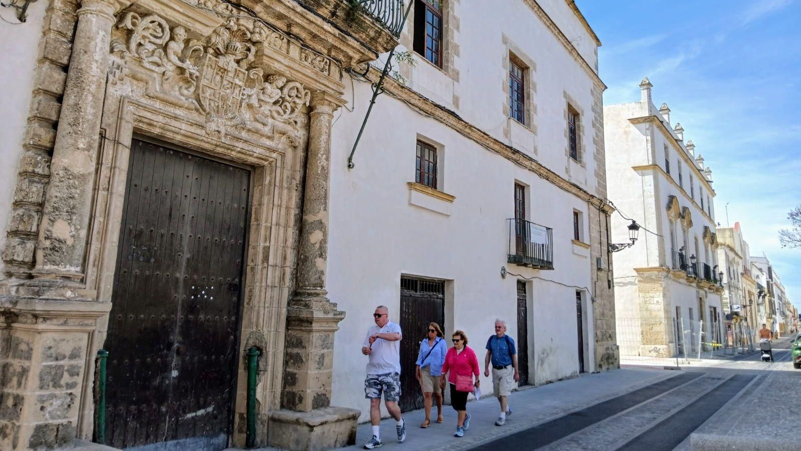 Un grupo de turistas pasea por la acera de la Casa de las Cadenas, uno de los dos palacios de Cargadores a Indias, junto con el de Roque Aguado (al fondo) con fachada a la Plaza del Polvorista.