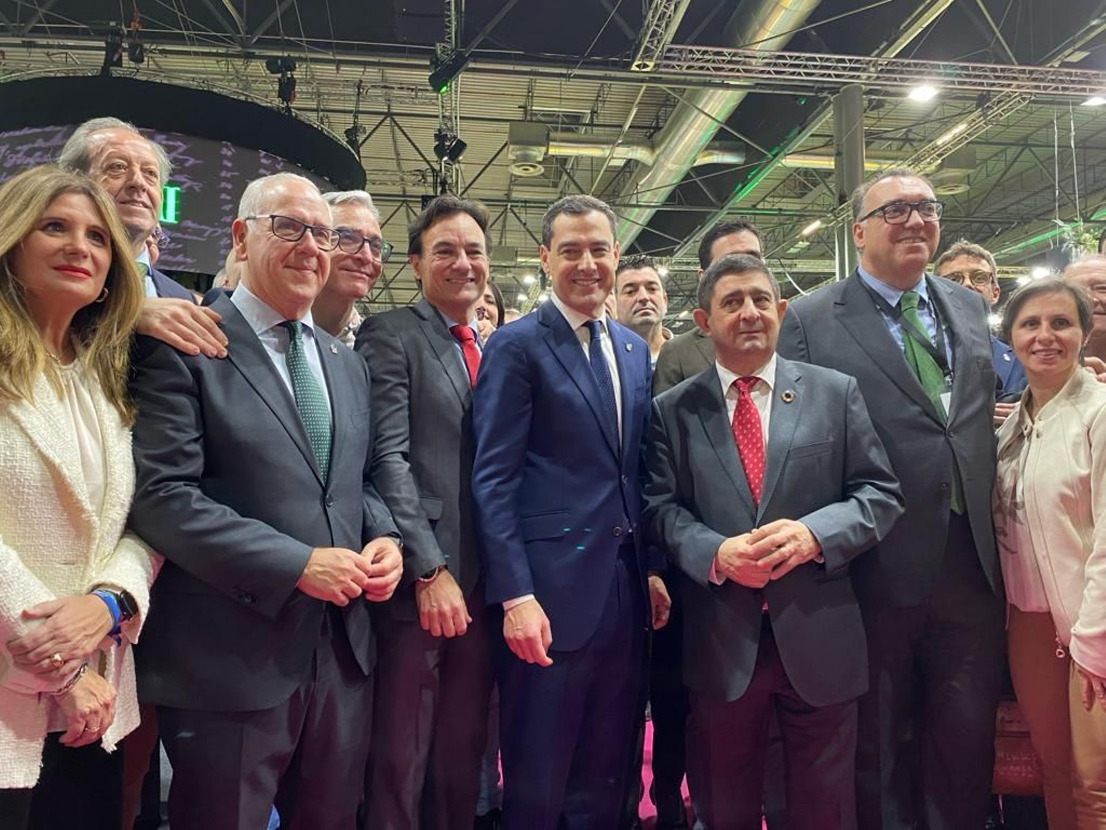 El presidente de la Junta, Juanma Moreno, con el presidente de la Diputación, Francisco Reyes, el alcalde de Jaén, Agustín González, y el delegado del Gobierno, Jesús Estrella, entre otras autoridades.