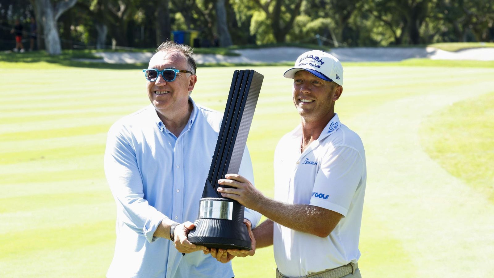 El consejero Bernal, con el ganador del LIV Valderrama.
