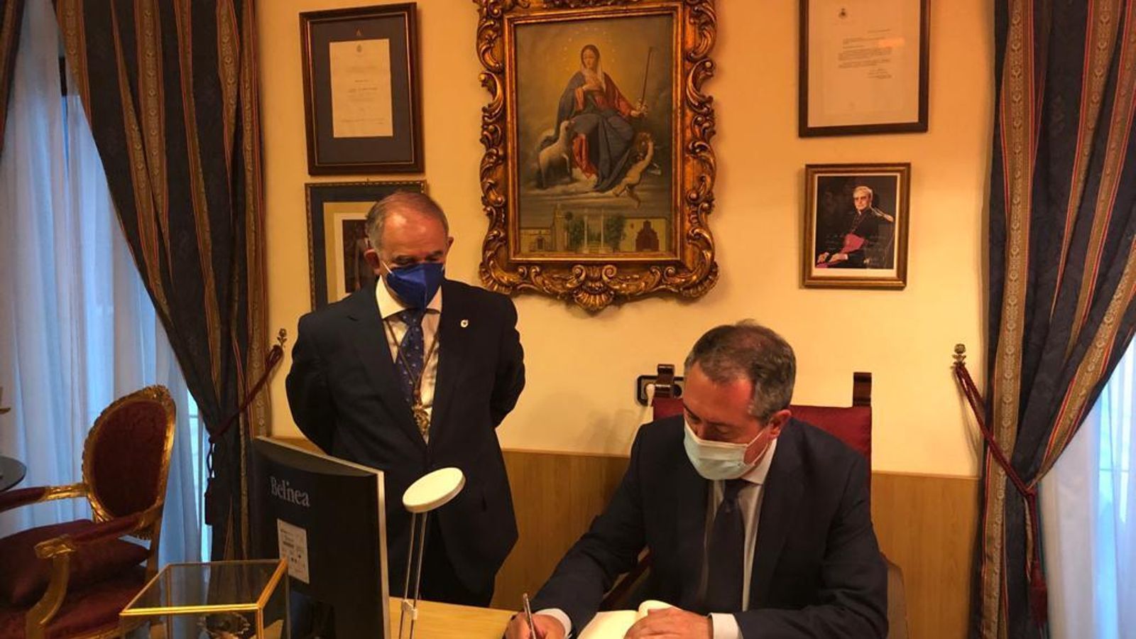 La firma en el libro de honor de la Hermandad de la Divina Pastora