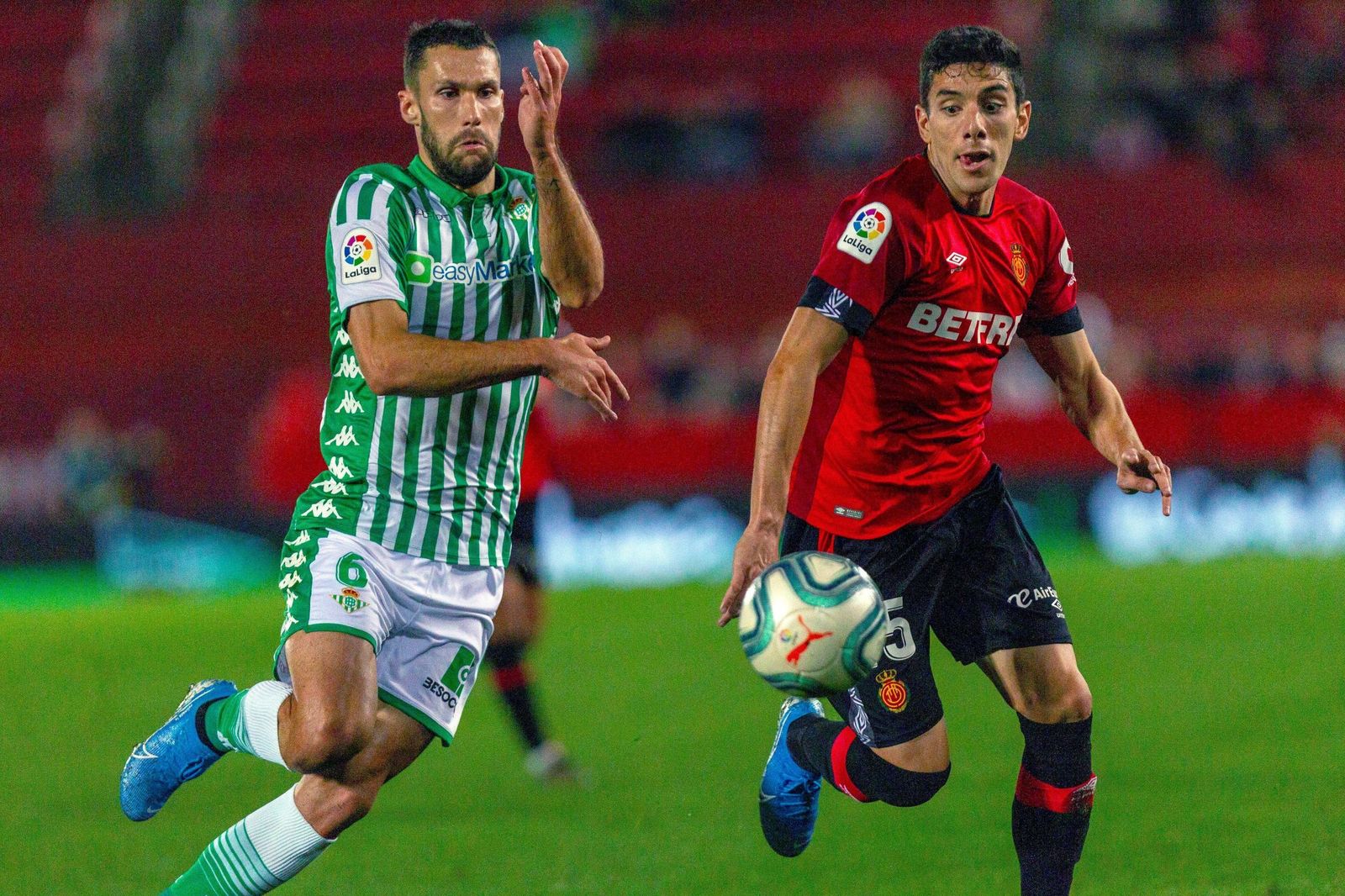 Pedraza esprinta junto a un rival en el duelo de la semana pasada ante el Mallorca.