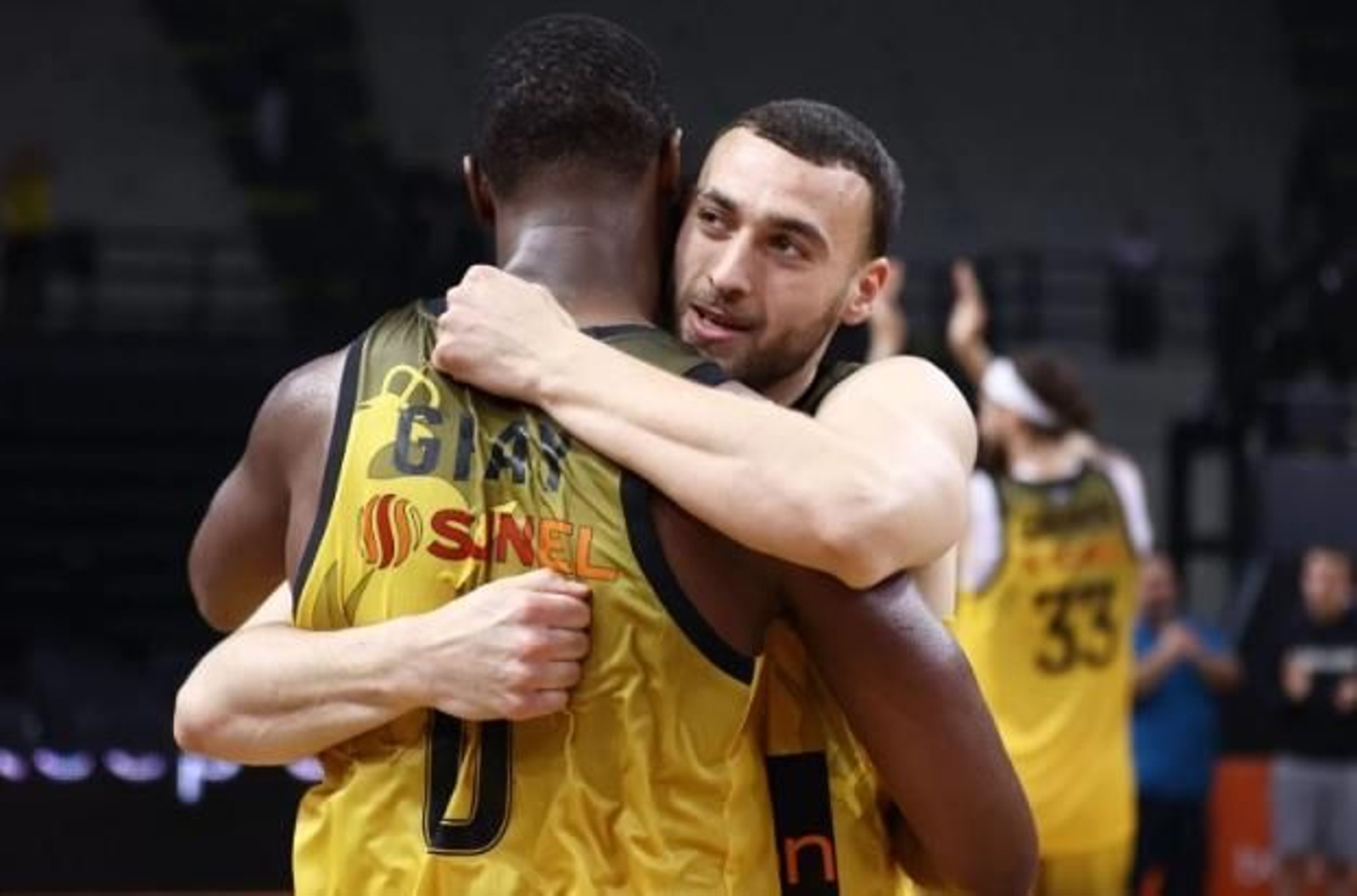 El AEK celebra el pase. El AEK celebra el pase.
