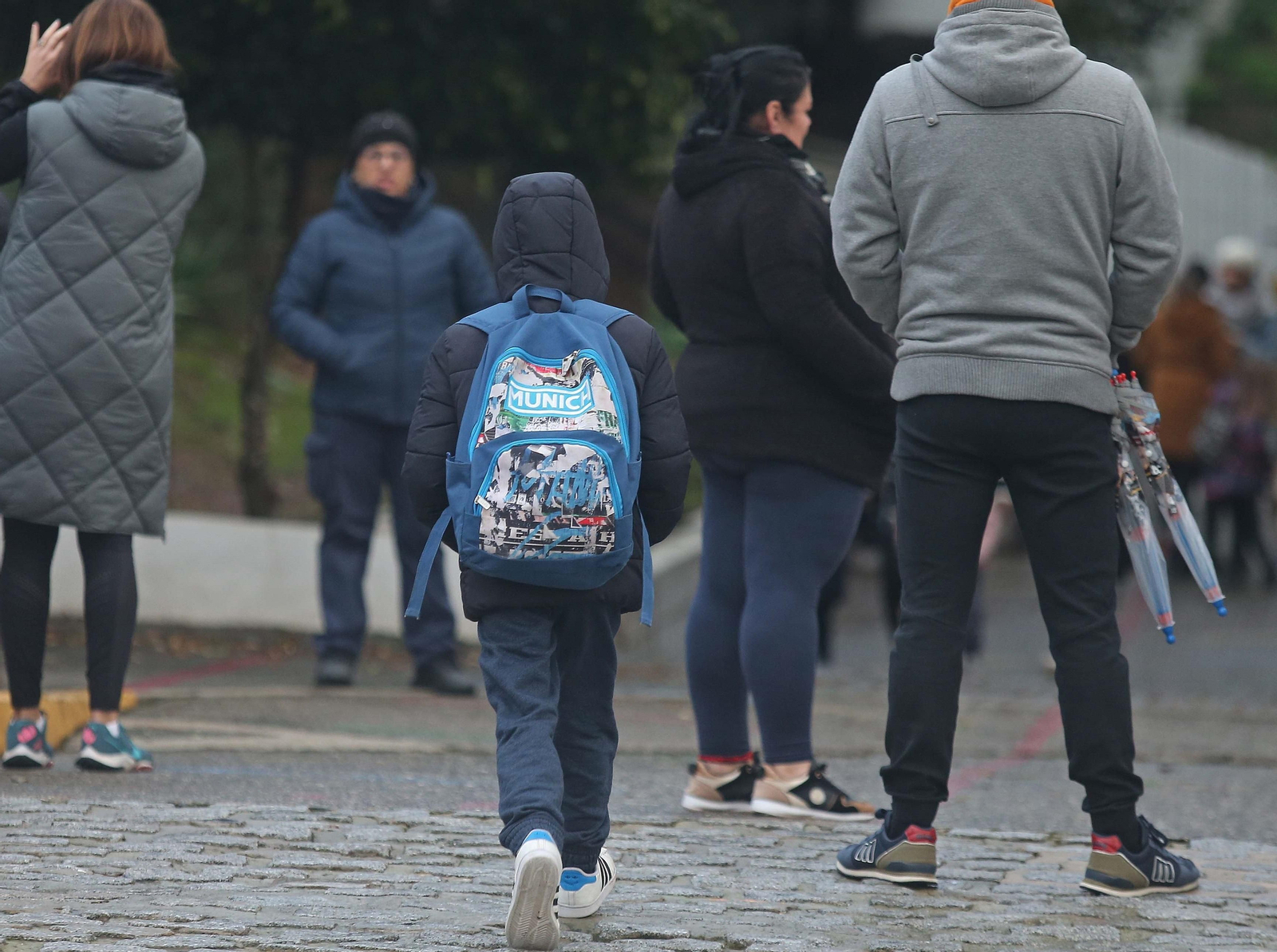 Un alumno se dirige hacia su centro escolar.