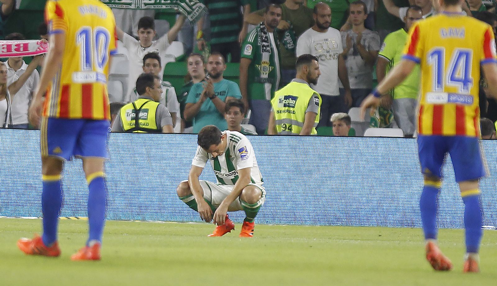 Guardado, en cuclillas y cabizbajo, tras encajar el Betis el sexto y definitivo tanto de los valencianistas.