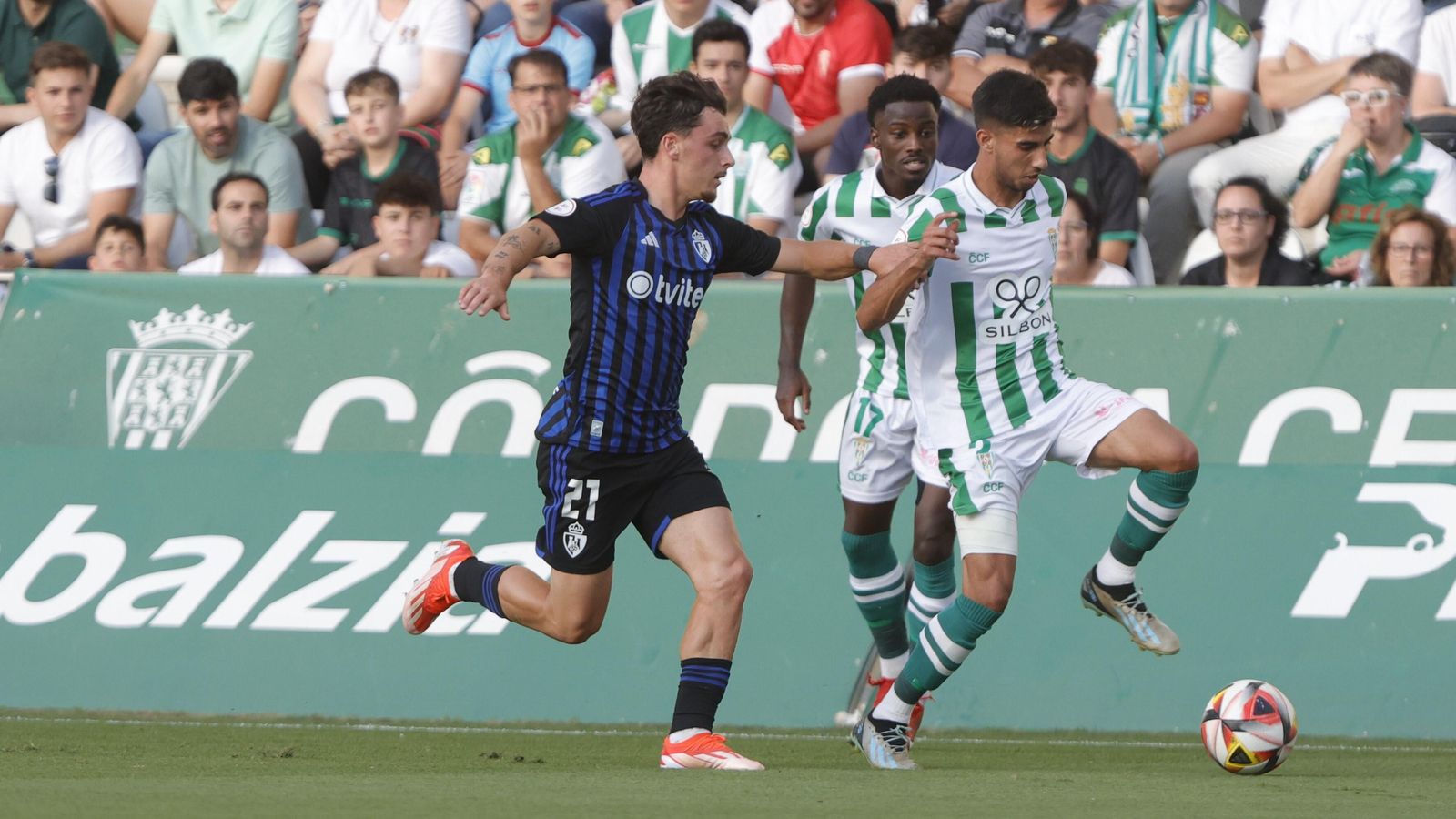 Calderón trata de marcharse de Yeray Cabanzón en el Córdoba CF - Ponferradina.