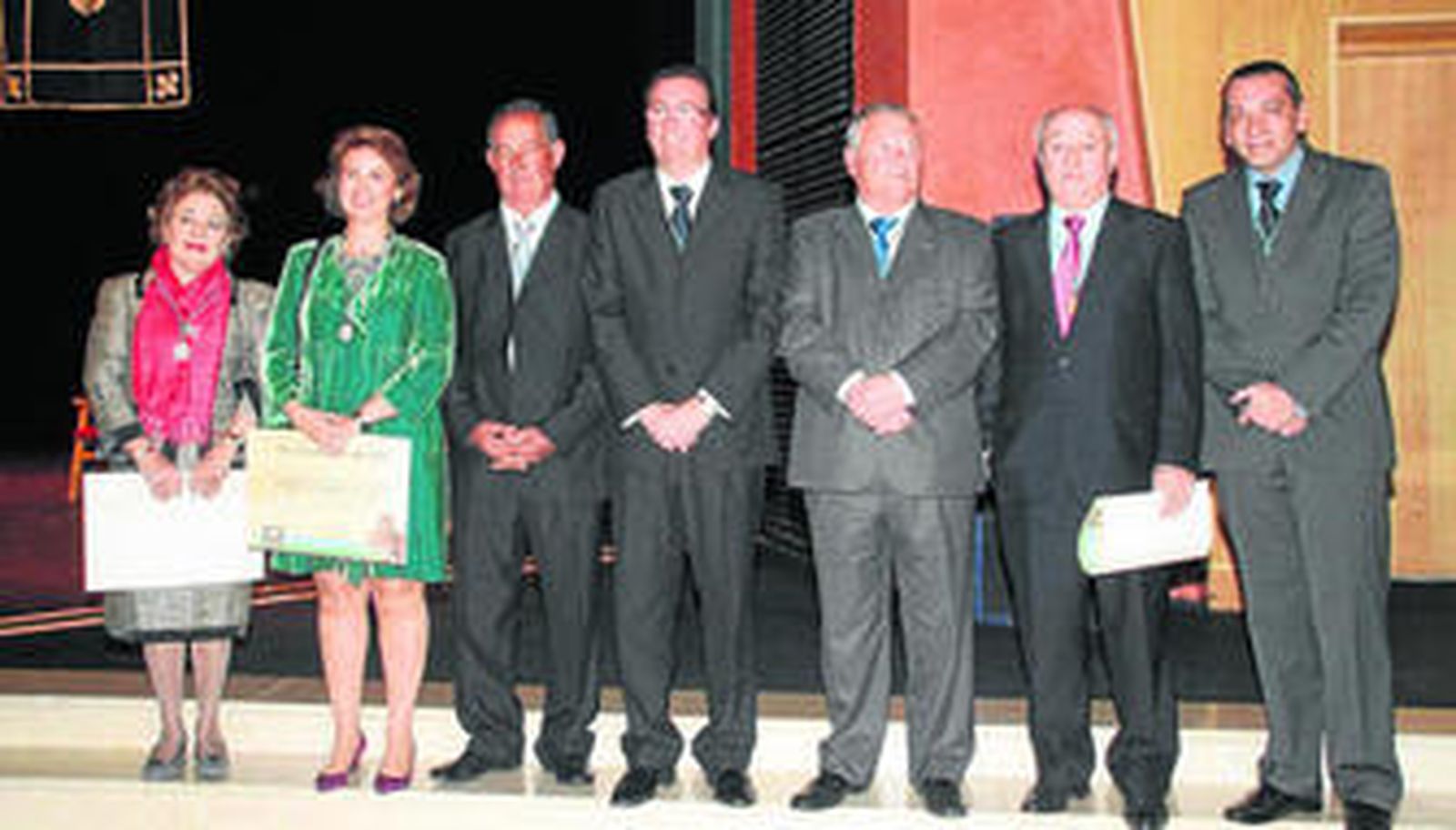 Foto de familia de los galardonados al final del acto.