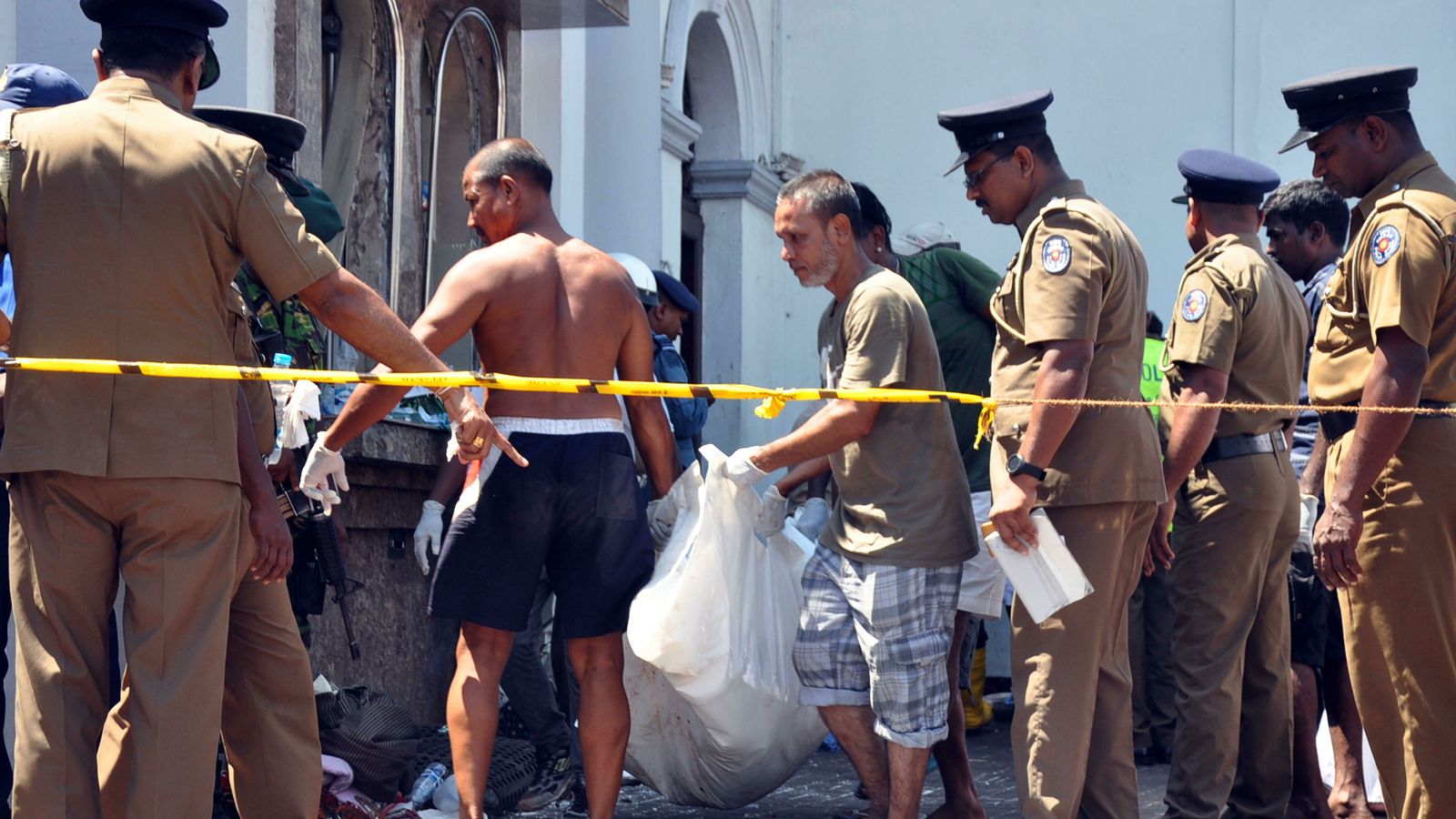 Policía y rescatadores trasladan los restos de una de las víctimas de los atentados en la Iglesia de San Antonio.