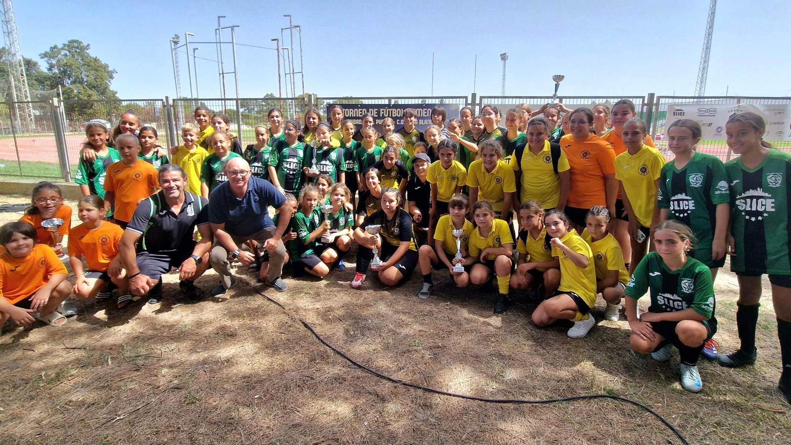 Una foto de grupo de las jugadoras que han participado en el torneo.