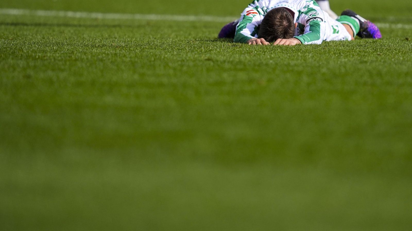 Iker Losada lamentándose sobre el césped.