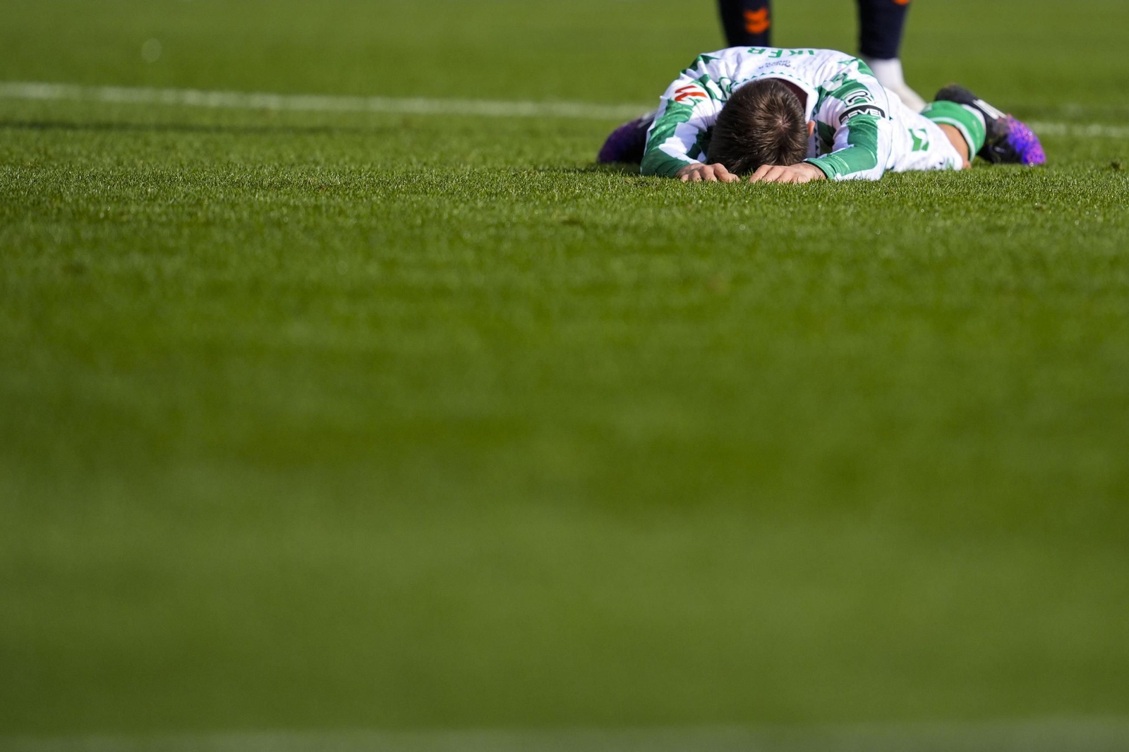 Iker Losada lamentándose sobre el césped.