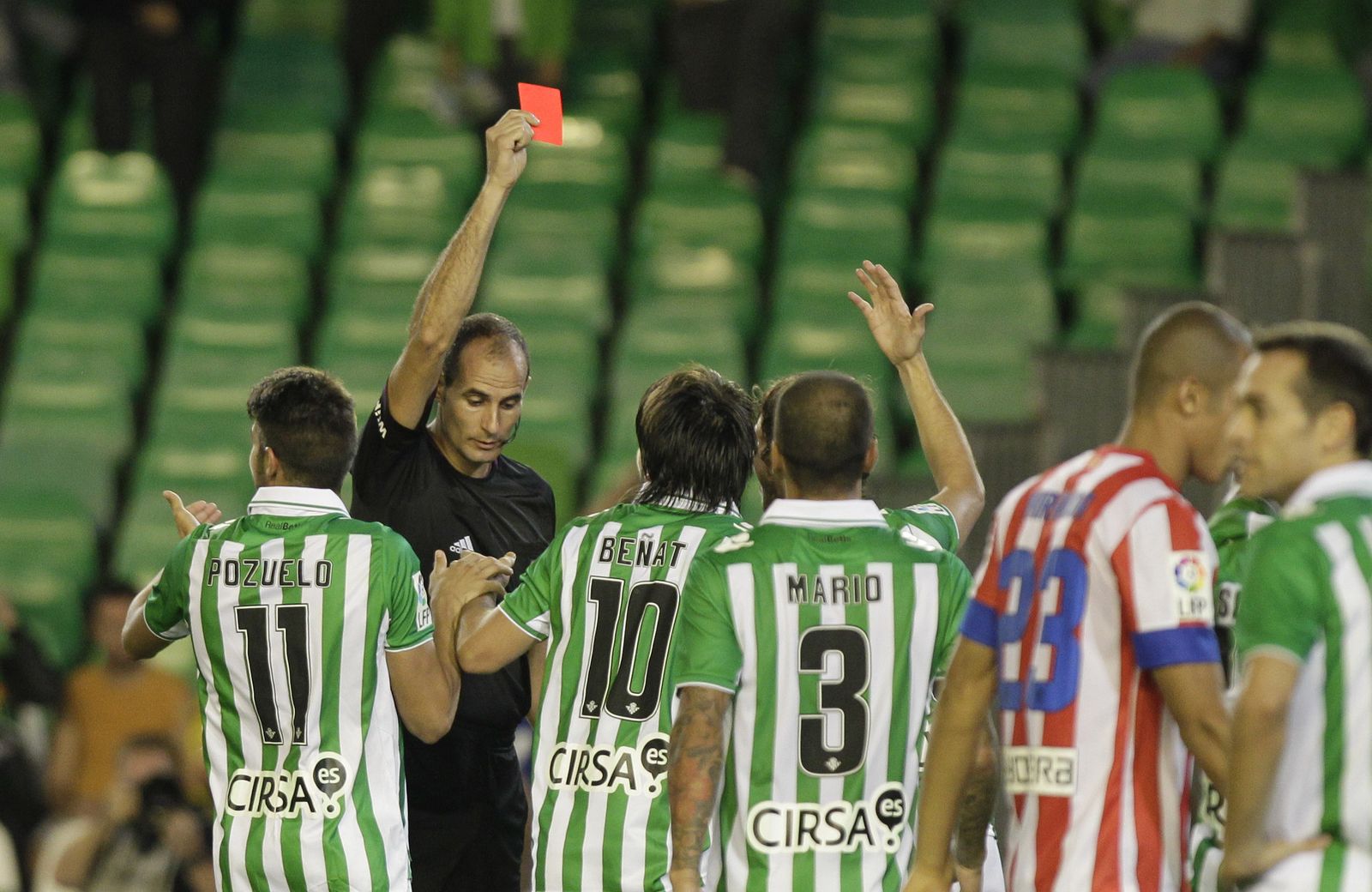 Álvarez izquierdo expulsa a un jugador del Betis en aquel partido contra el Atlético.