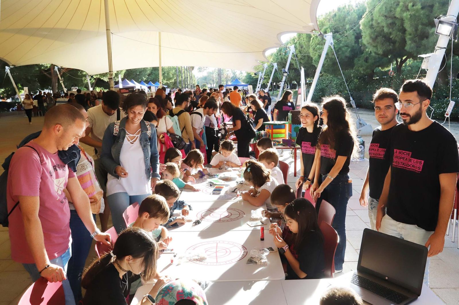 Imágenes de los talleres y actividades de La Noche Europea de los Investigadores