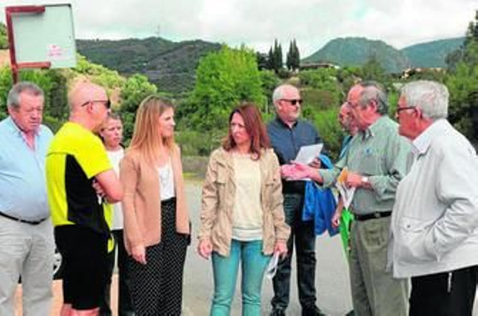Patricia Navarro, vicepresidenta de Organización del PP, y otros miembros de ese partido, en su visita a Ubrique.
