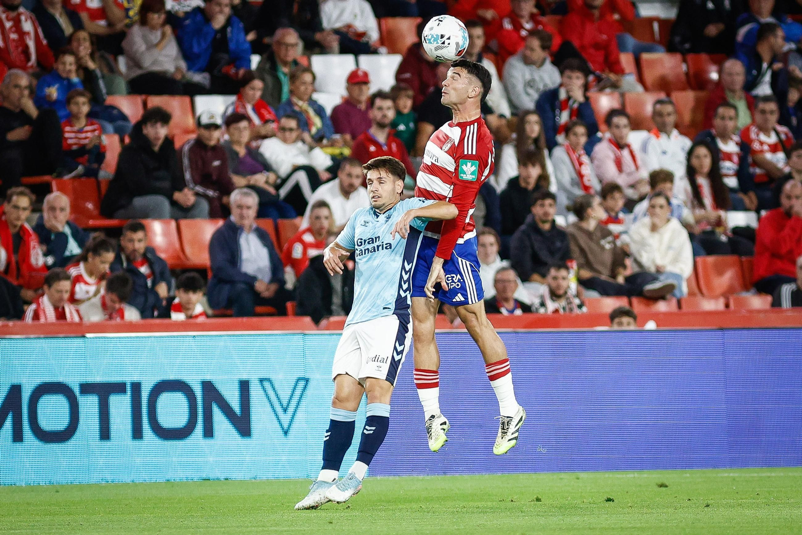 Pau Casadesús disputa un balón aéreo.