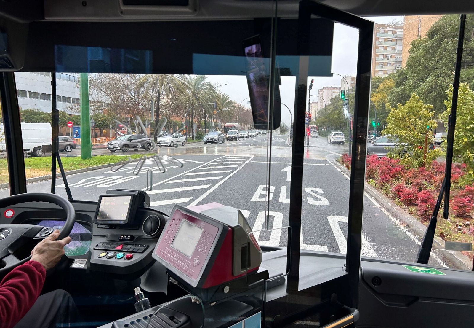 Un conductor del Tranvibús por la avenida Kansas City