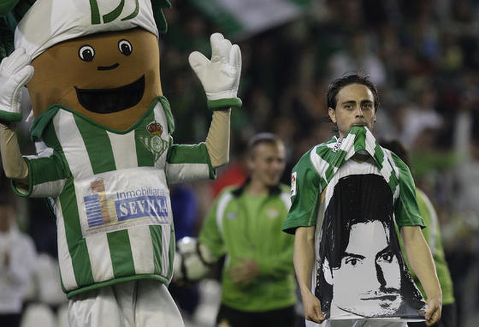 Sergio García muestra una camiseta con la cara del jugador del Espanyol fallecido Dani Jarque tras marcar el segundo tanto bético. / Antonio Pizarro