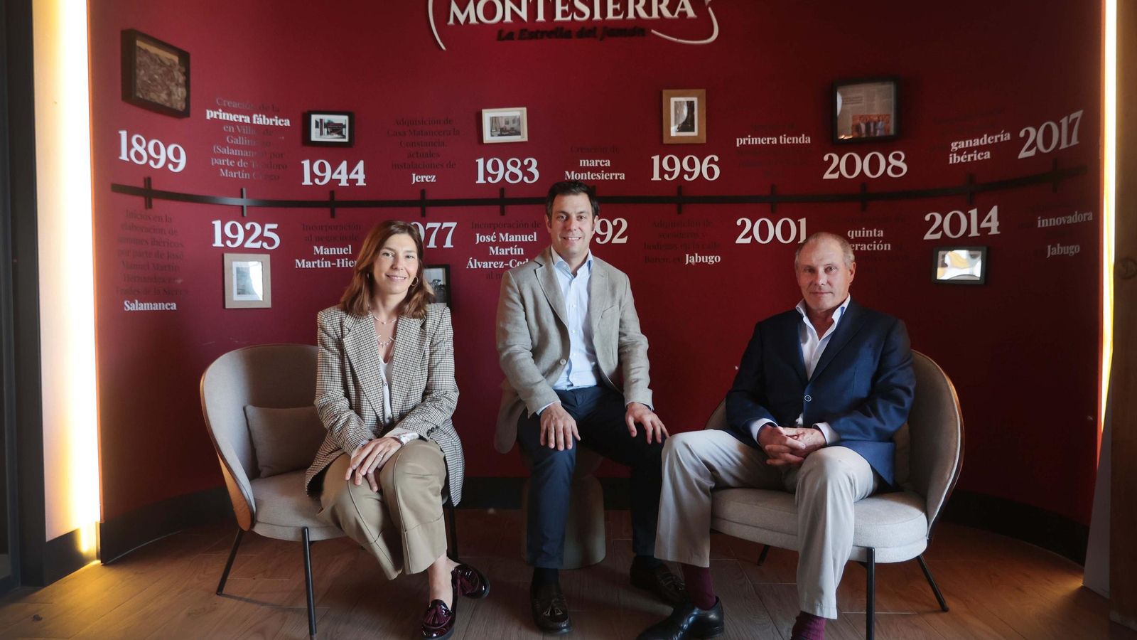 De izquierda a derecha, Loreto y José Manuel Martín Villar, directora de Marketing y director general de Montesierra, junto a José Manuel Martín Cedrón, presidente del consejo de administración.