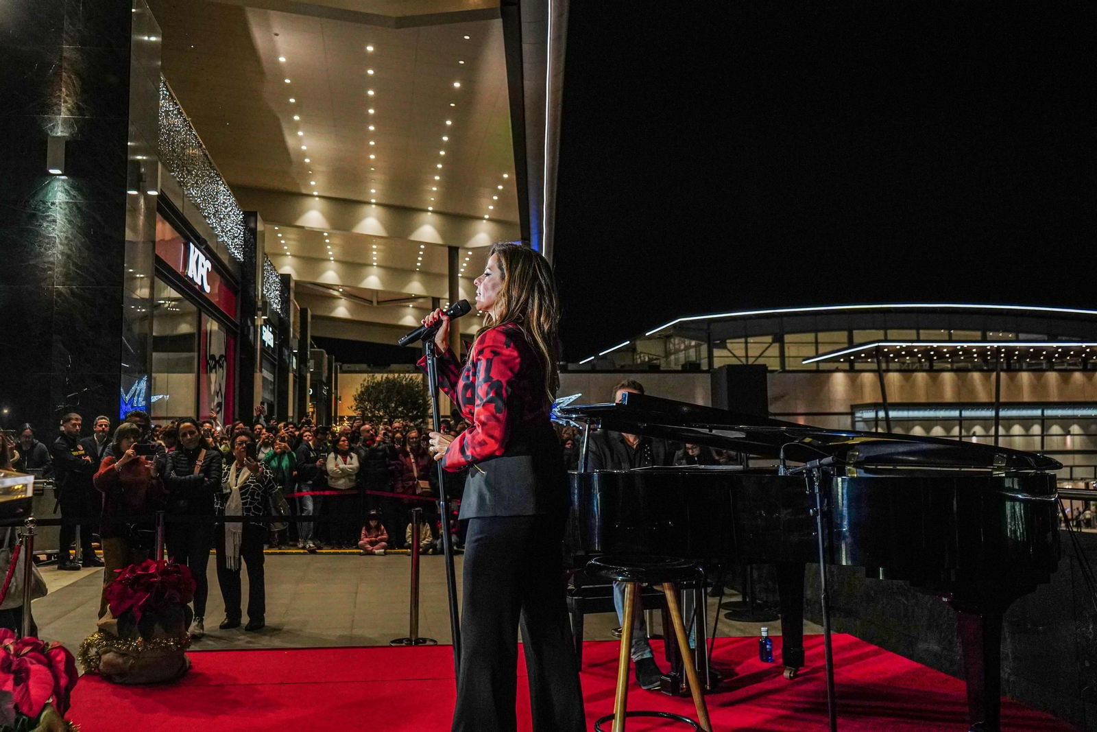 Galería | Granada ya está en Navidad: la fiesta del Nevada Shopping para el alumbrado