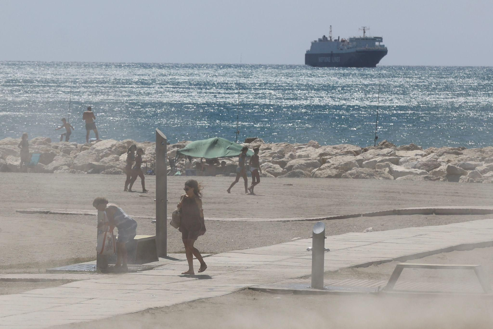 Las fotos del día de fuertes vientos en las playas de Málaga