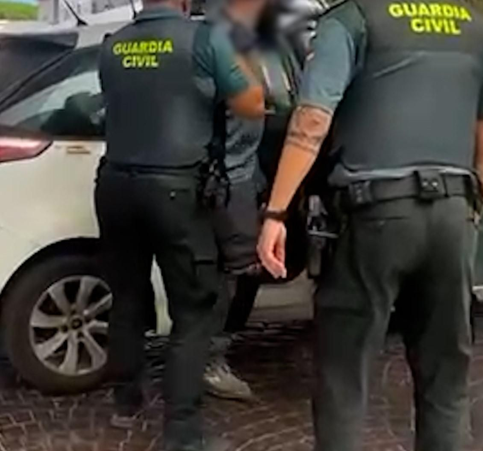 Momento de la detención del empleado del hotel.