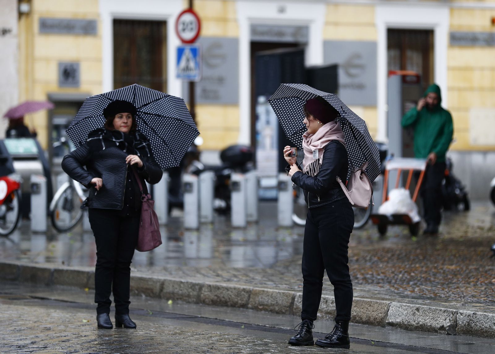 Dos mujeres se protegen de la lluvia con un paraguas en Sevilla.