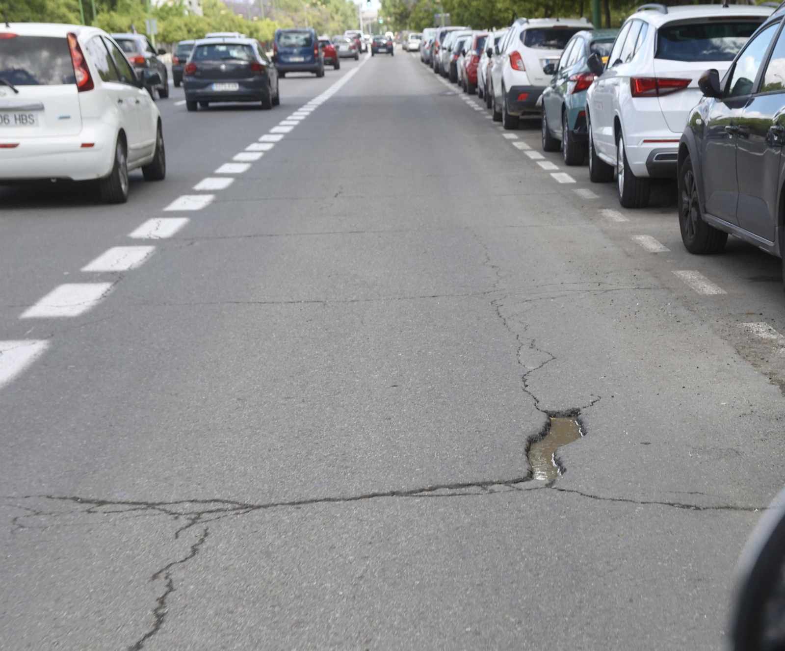 Grietas y baches en las avenidas principales