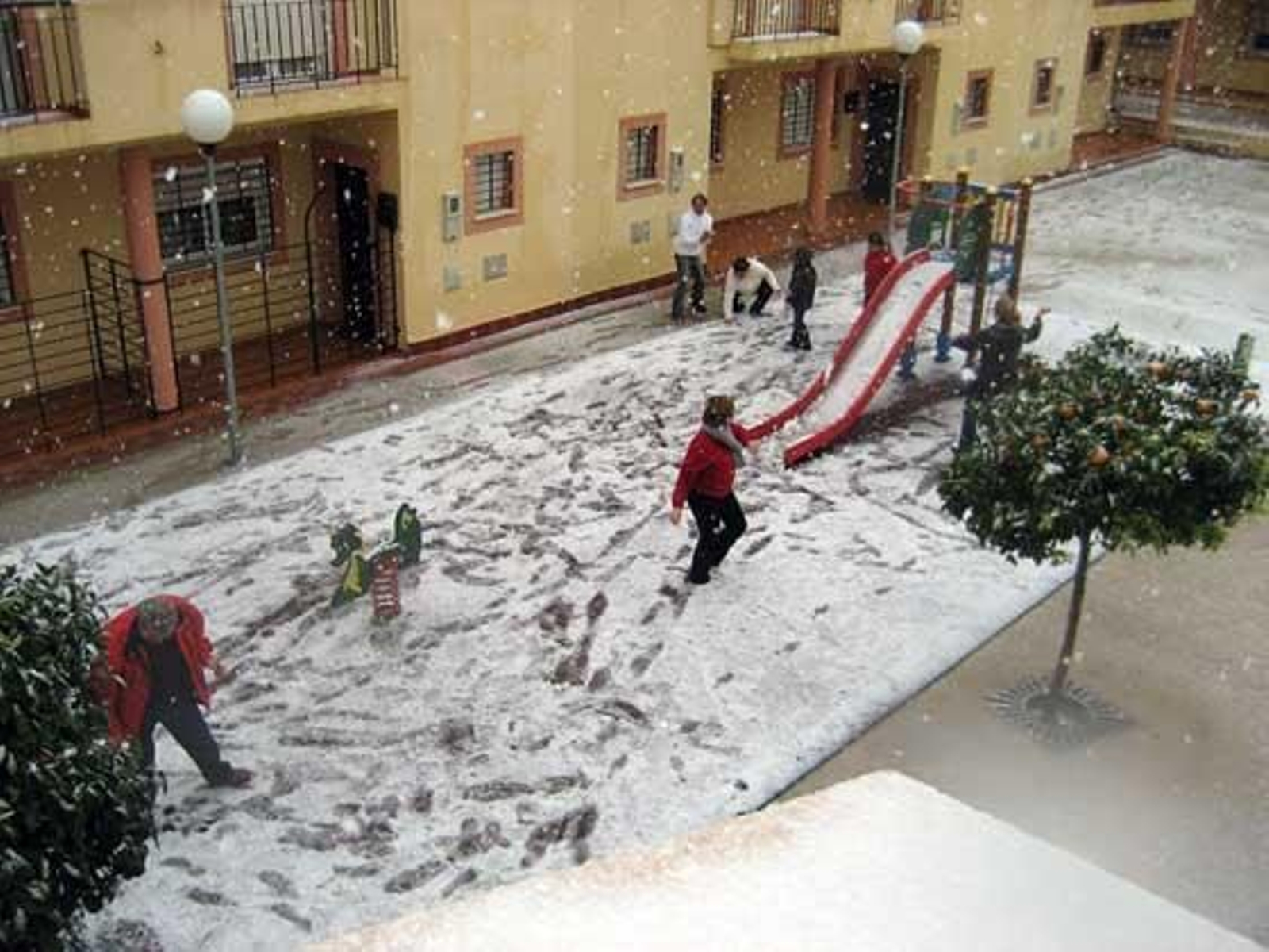 Los niños y mayores juegan con la nieve en Aznalcóllar.

Foto: Francisco Mateos