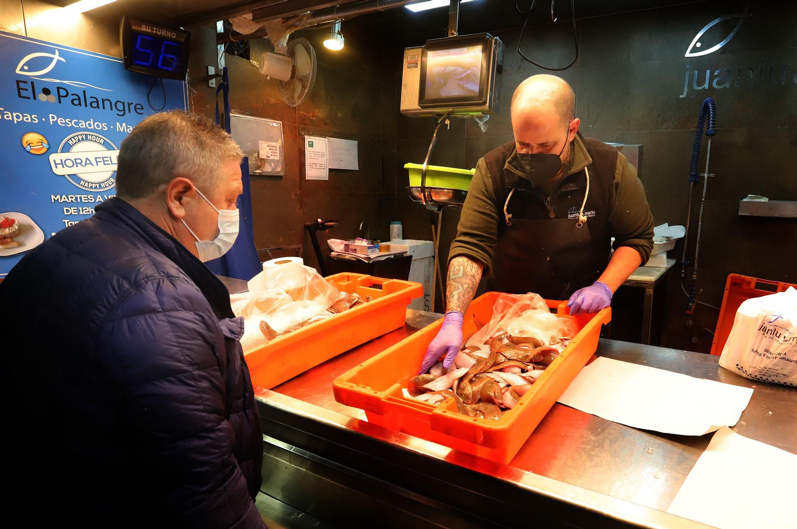 Imágenes del ambiente en el Mercado del Carmen en plena huelga de transportistas