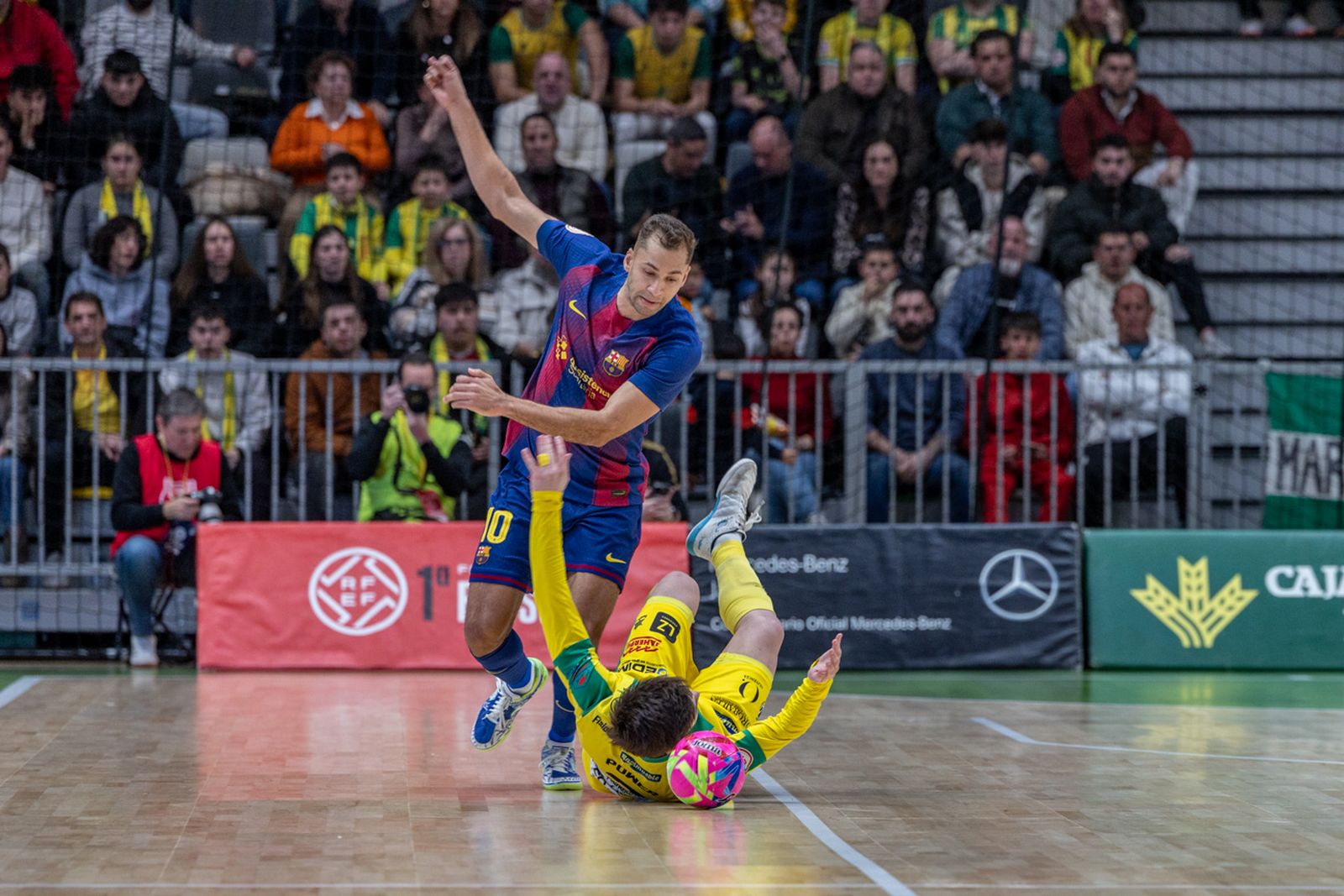 Las mejores imágenes del espectacular encuentro entre Jaén Paraíso Interior FS y Barça (3-3)